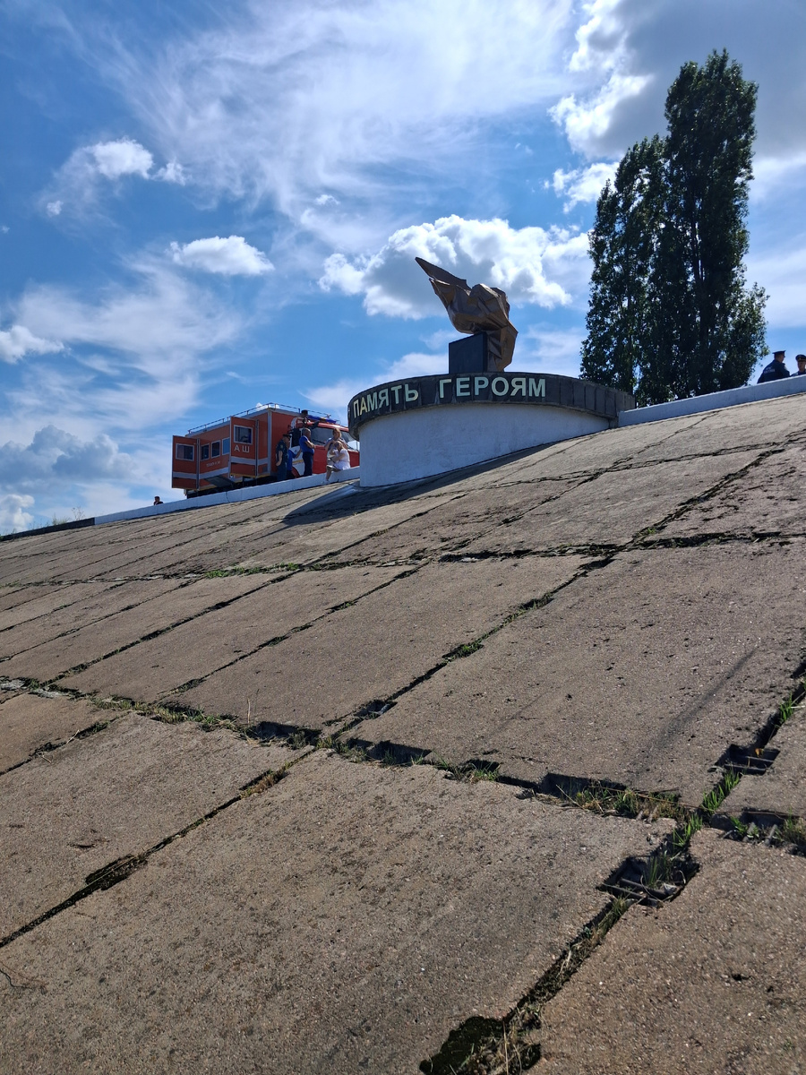 Памятный знак на месте пожара 1 августа 1977 года.