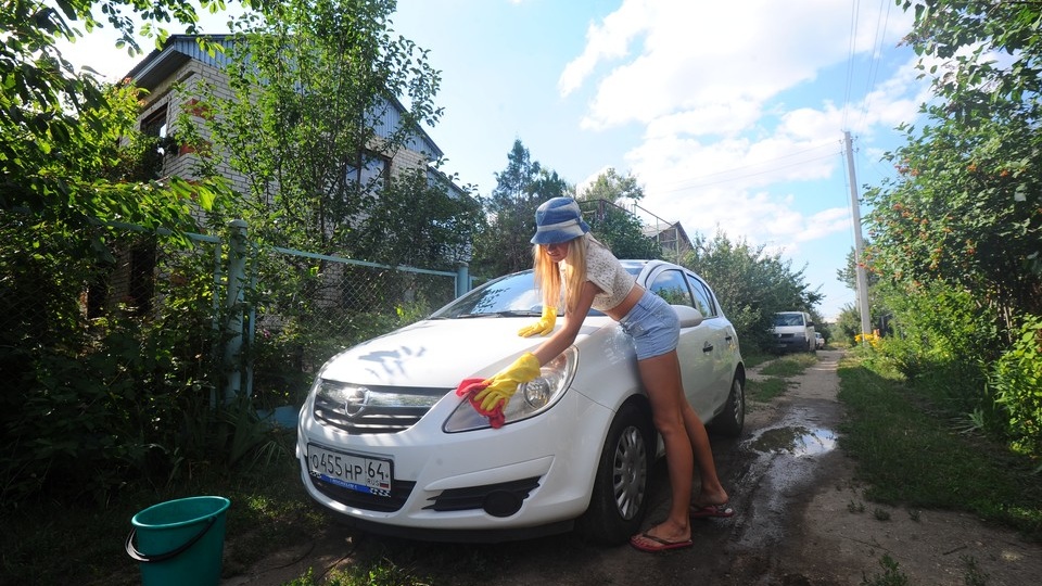 Россиянам напомнили о штрафах за мойку машин на дачных участках
