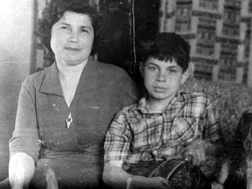 Олег Газманов с мамой в 1961 году