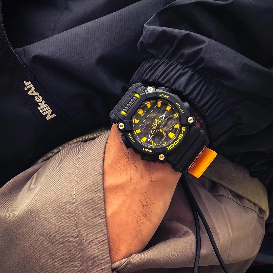 Часы G-Shock GA-900A-1A9 выполнены в индустриальном стиле — подчеркивается утилитарность, «рабочая» эстетика. Цвета: черный, серый, желтый