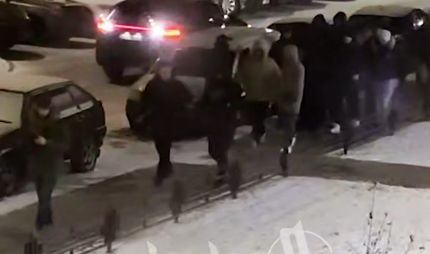 Как нахальство гостя вынудило всех жителей дома выйти на улицу и дать отпор