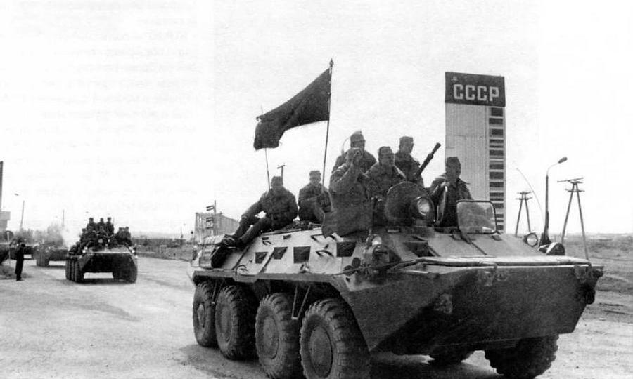 БТР-80: почему пехота предпочитает ехать на броне, а не внутри бронетранспортёра