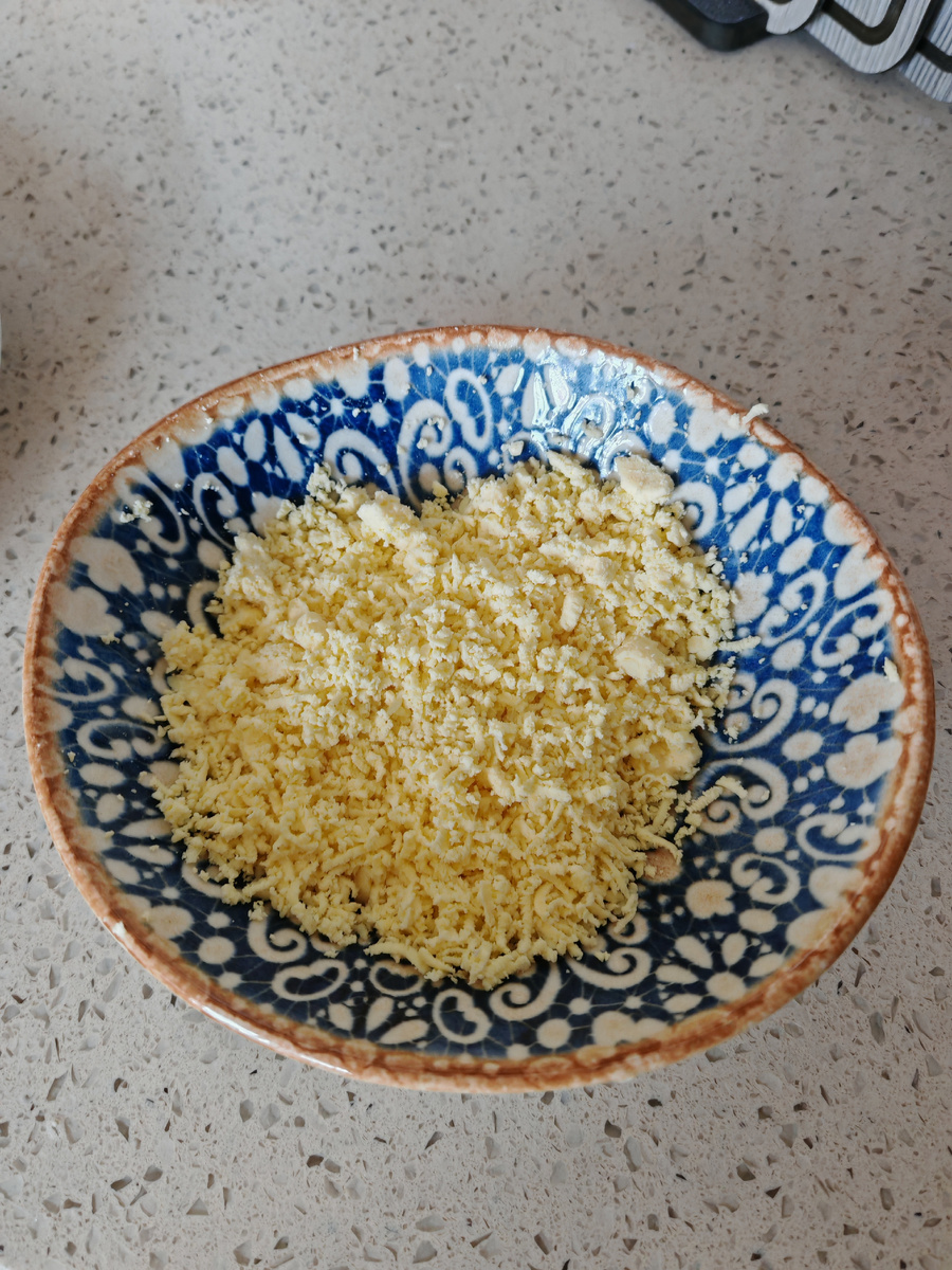 Желток натираем на мелкой терке.