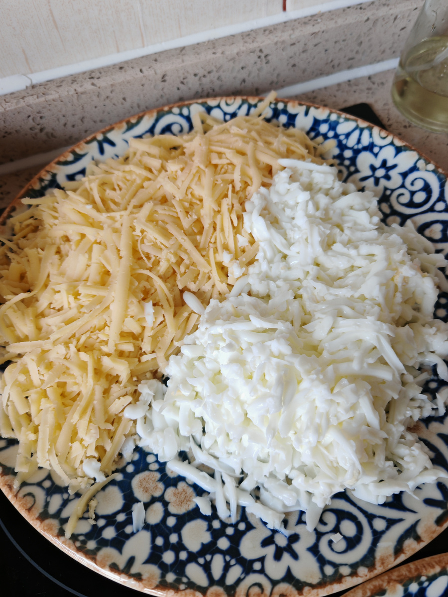 Белок и сыр натираем на крупной терке.