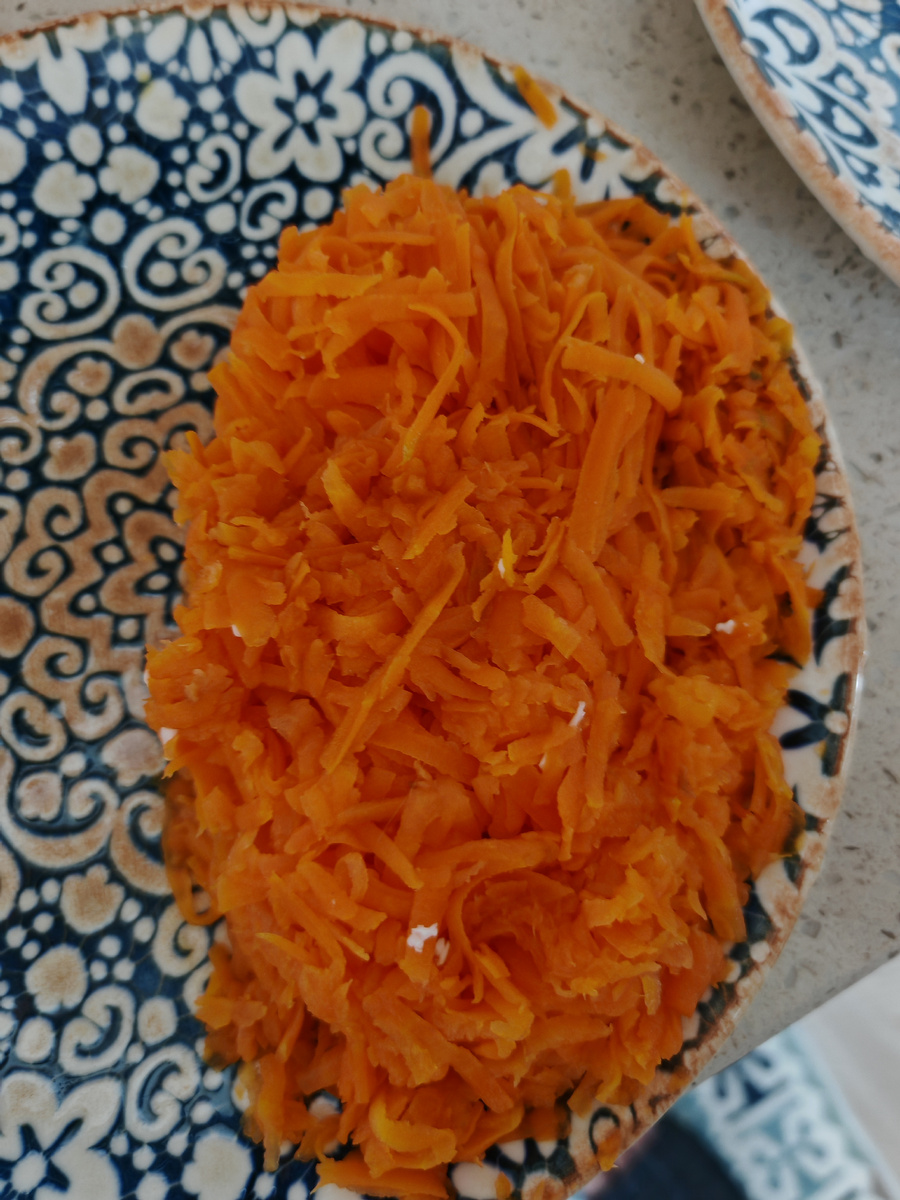 Морковь и картофель также натираем на крупной терке.