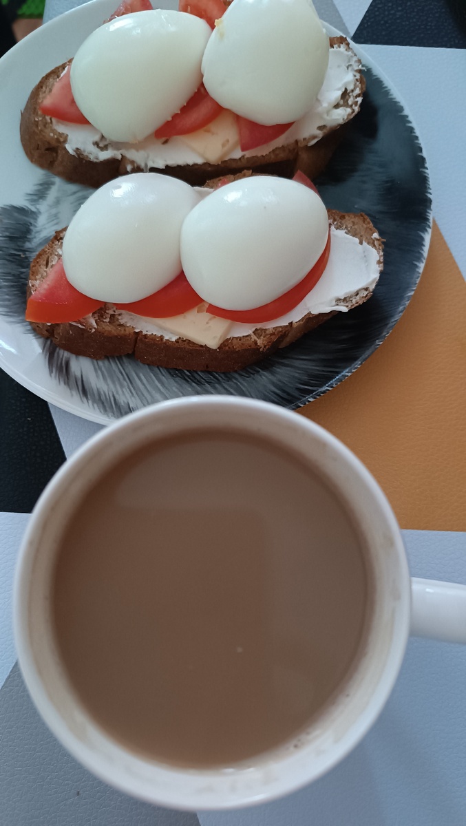 Кофе, сыр творожный, помидоры, яйцо, сыр ламбер