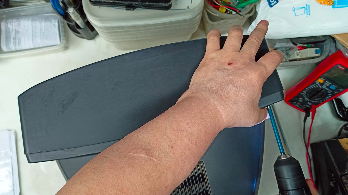 Откручивние винтов телевизора по углам и в области выходов