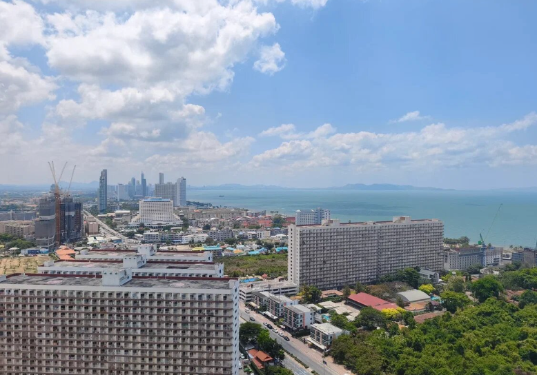 Фото автора. The Twin Tower вид из окна на море и город