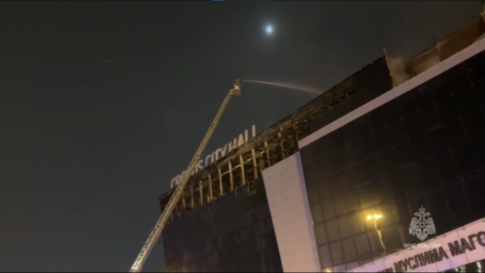    Тушение пожара в "Крокус сити холл". Источник: кадр видео МЧС России