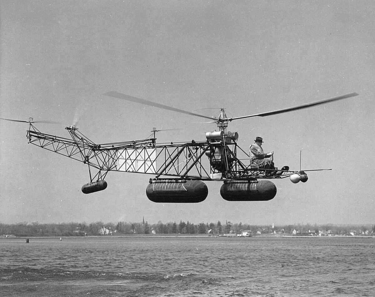    Первая модификация вертолета-амфибии Vought-Sikorsky 300. За штурвалом - Игорь Сикорский. 1941 / sikorskyarchives.com