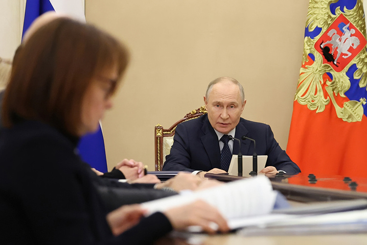    Как отметил российский лидер, экономическая динамика не радует, и в январе–феврале ВВП России сократился на 1,8%. Обрабатывающие отрасли и промышленное производство в минусе, строительство — тоже.   
Фото: © Russian Foreign Ministry’s offi / Keystone Press Agency / www.globallookpress.com