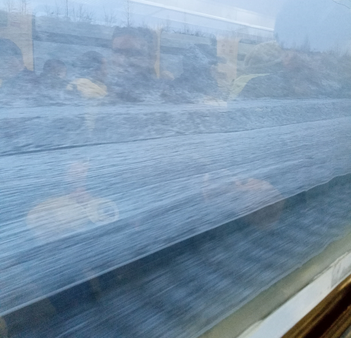 Дорога на работу иногда на электричке. В середине апреля у нас вот снежок пошёл ❄️❄️❄️