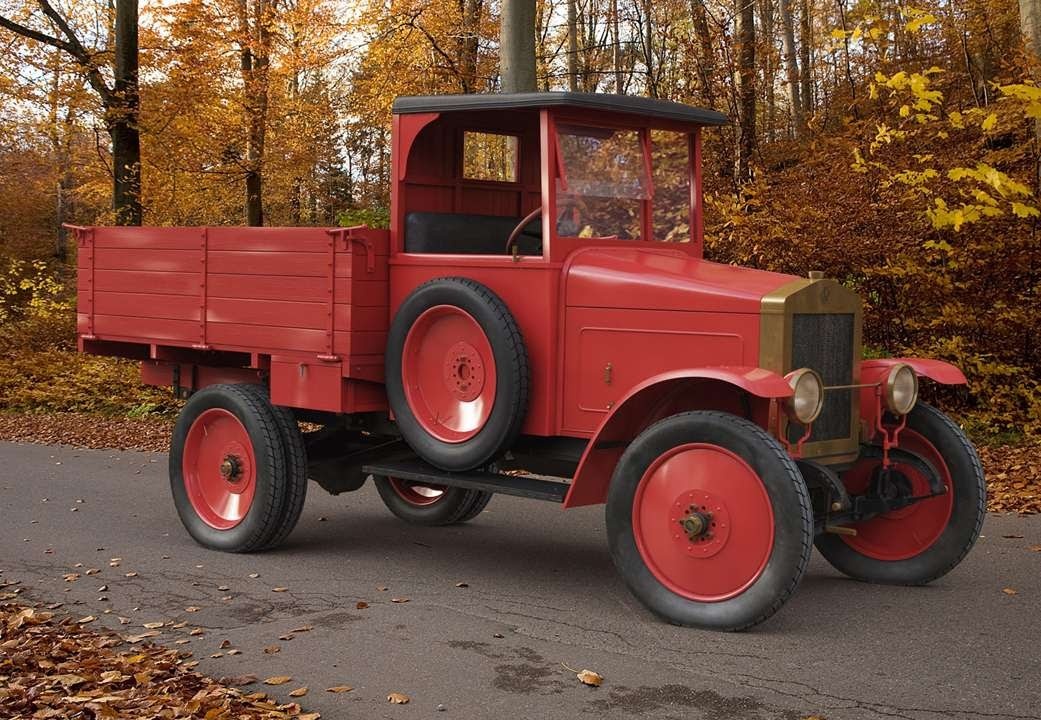 Это увлекательный экскурс в историю советского автопрома: от кустарной сборки первого грузовика АМО-Ф-15 в 1924 году до легендарных «Жигулей» и «восьмёрок». Автор рассказывает, как СССР заимствовал технологии у американцев и итальянцев, перерабатывая их под свои суровые реалии, и как рождались культовые модели — «Победа», «копейка», «шестёрка». В материале — и о героической инженерной смекалке, и о быте обычных автовладельцев: очереди в 7 лет, ремонт кувалдой и гаражи как второй дом. Статья заканчивается призывом подписаться на канал «Витапанорама» и поделиться воспоминаниями о «своём» советском автомобиле в комментариях.