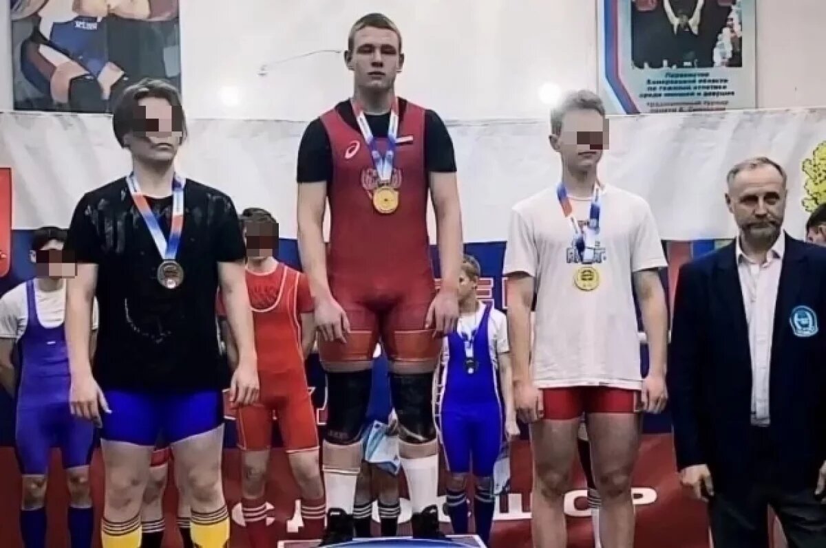    Александр Пожидаев (в центре) подавал большие надежды в спорте