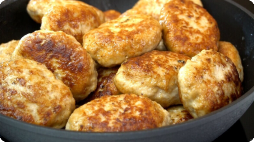 Подслушала рецепт "необычно вкусных" котлет, у знаменитого повара, и теперь родные просят готовить только так: секрет в пропорции...