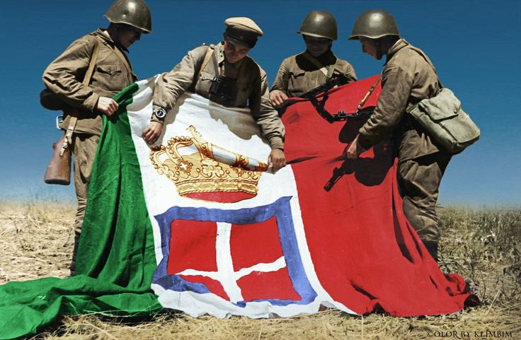 Советские воины с захваченным итальянским знаменем, район среднего Дона, сентябрь 1942.