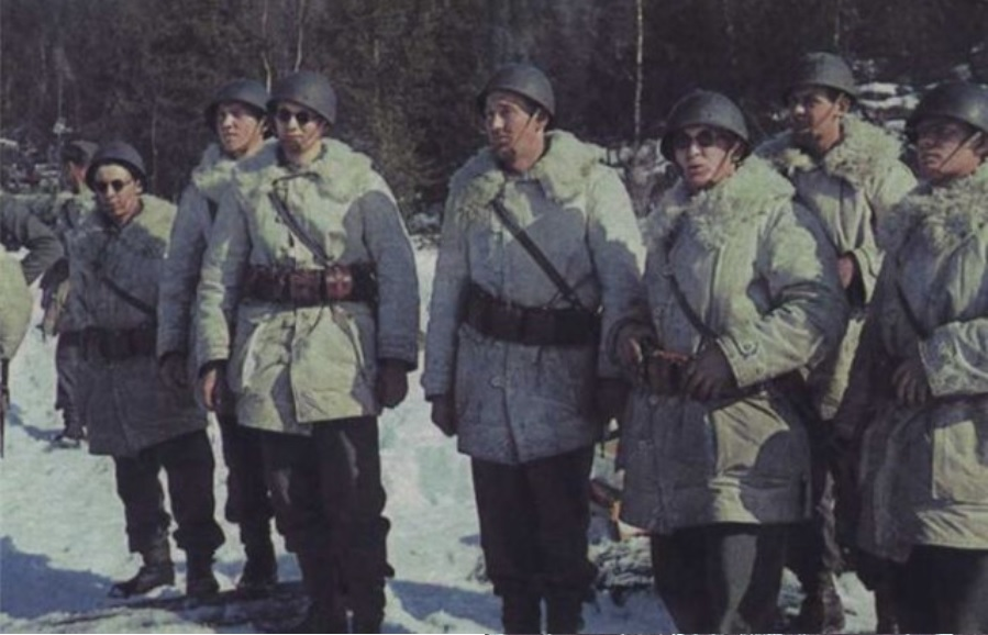 Военнослужащие CSIR в трофейных овчинных полушубках и самодельных темных очках, защищающих от "снеговой слепоты", зима 1941-42.