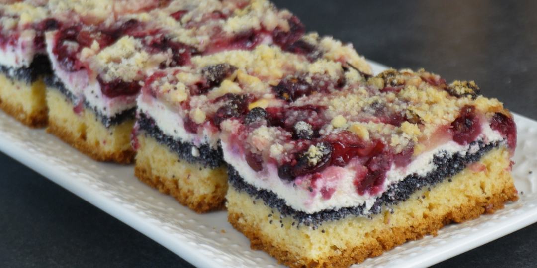 Пирог с тремя начинками Трио»: творог, ягоды и маковая прослойка. Готовила 3 раза — всё получалось...