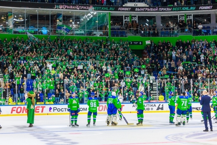    Команда благодарит болельщиков после завершения серии с «Локомотивом» / фото: hcsalavat.ru