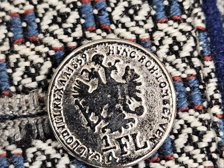 Австрийский жилет, шерстяное пальто, хлопковая блуза остались в Секонд Хенде