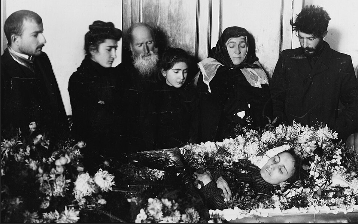 Сталин и родственники у гроба Като