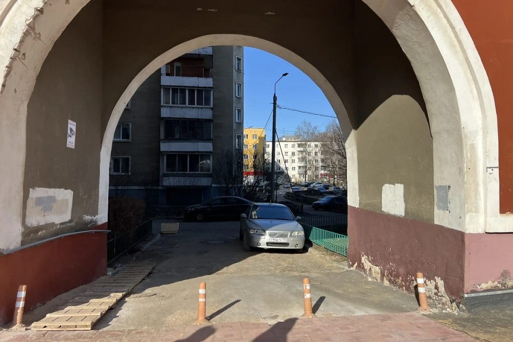 Машины оперативных служб не могут подъехать к подъезду из-за кольев ограждения