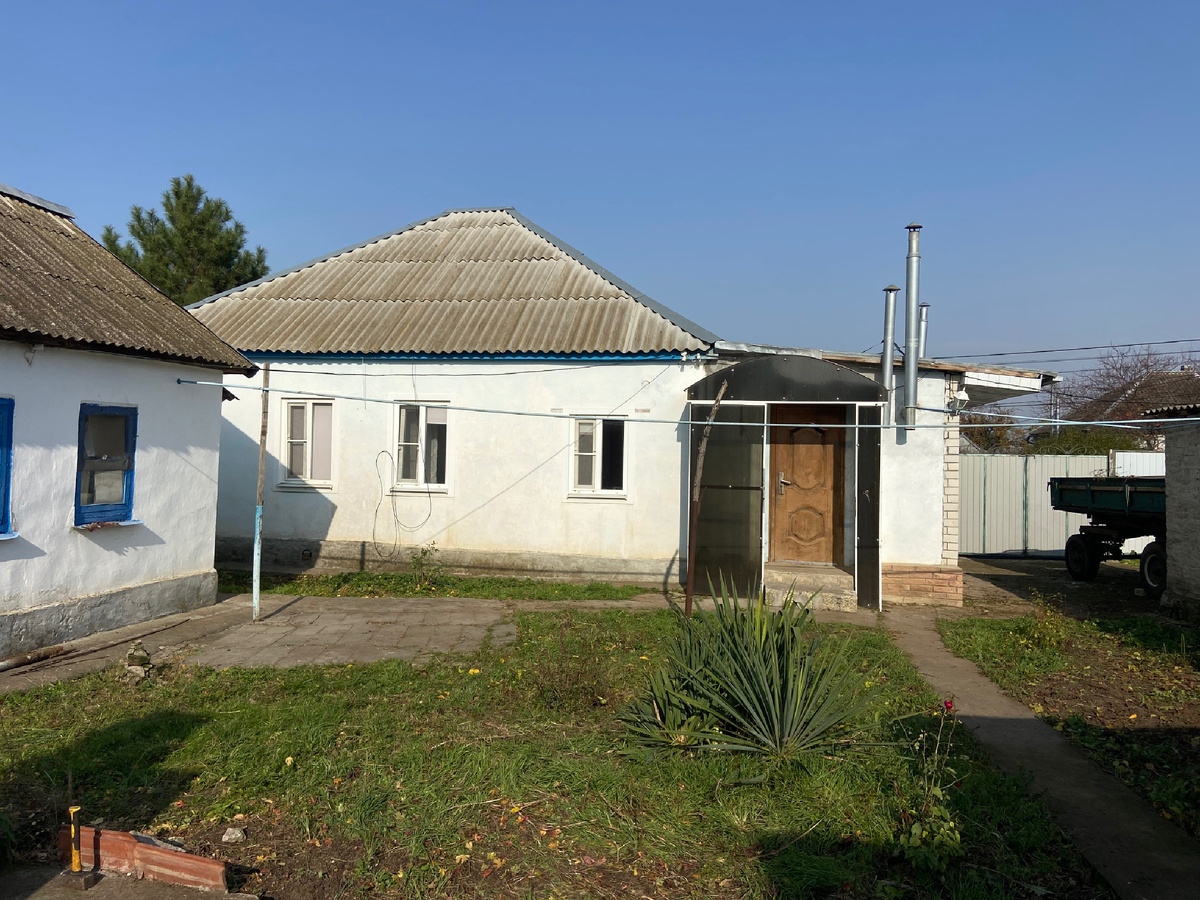 Фото через неделю после покупки. Это задняя часть дома. Здесь уже расчистили территорию от зарослей и мусора.