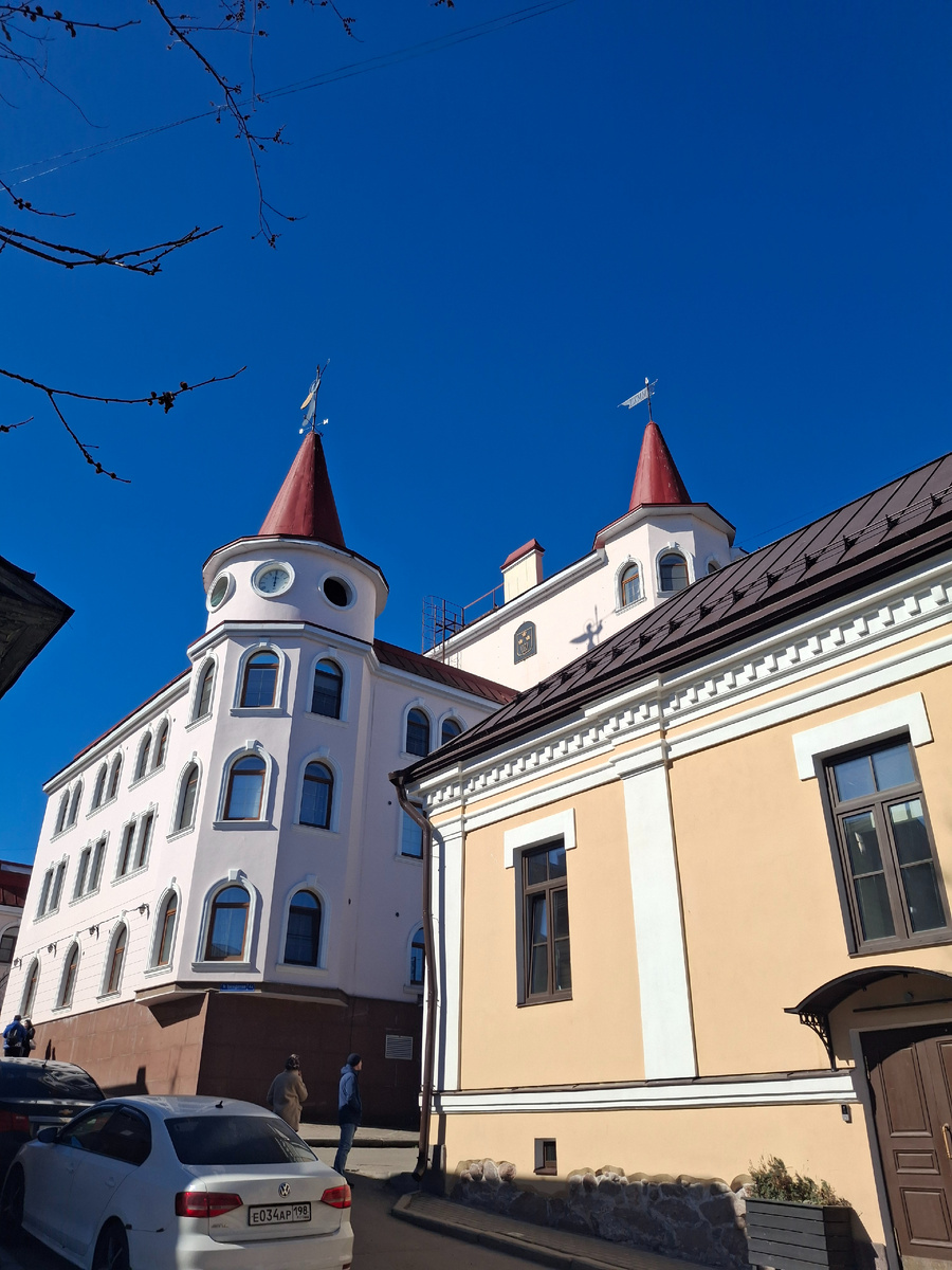 На улицах города.