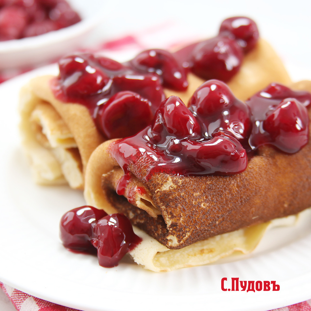 Блинчики со сладкой начинкой и вишнёвым соусом