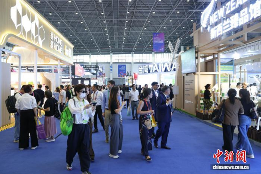 413 апреля в Хайкоу, провинция Хайнань, открылась 6-я Китайская международная выставка потребительских товаров (CIP), собравшая более 3400 брендов из более чем 60 стран и регионов. (Фото Ян Юран, Китайская служба новостей) 月13日，第六届中国国际消费品博览会在海南海口启动，汇聚来自60多个国家和地区的超过3400个品牌参展。　中新网记者 杨郁然 摄
