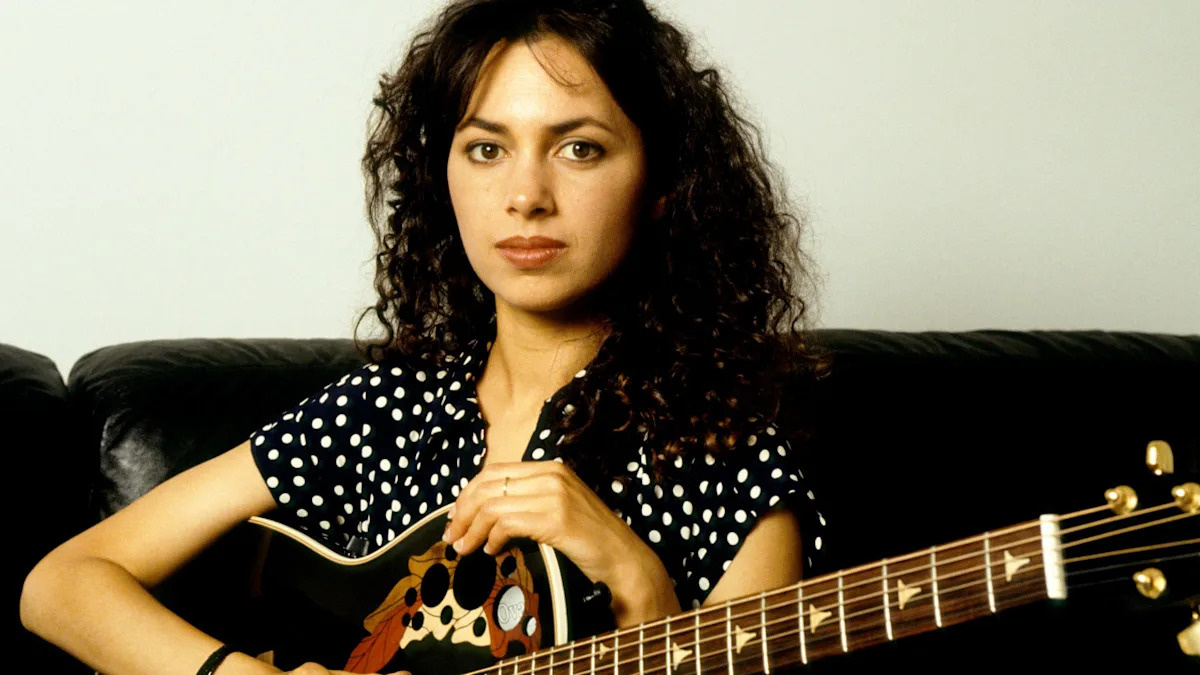 Сюзанна Ли Хоффс (англ. Susanna Lee Hoffs) — американская певица, гитаристка и актриса. 