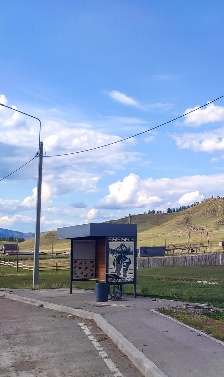 Очень круто: вся Республика Алтай вот в таких крутых новых остановках. Картинки на них разные, но сняла только одну.