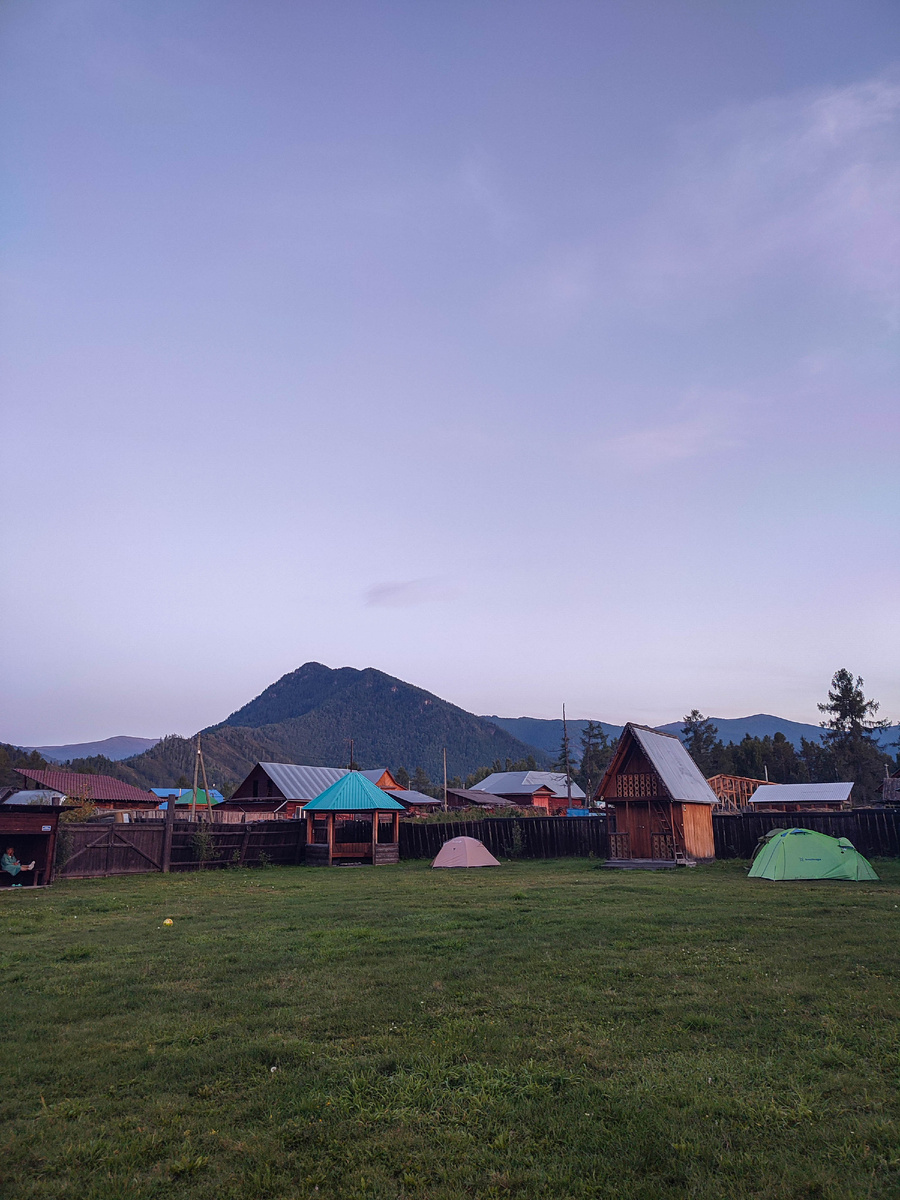 Вид на нашу палаточку (серая). А слева видно человека, который сидит в специально отведённом для курения месте.