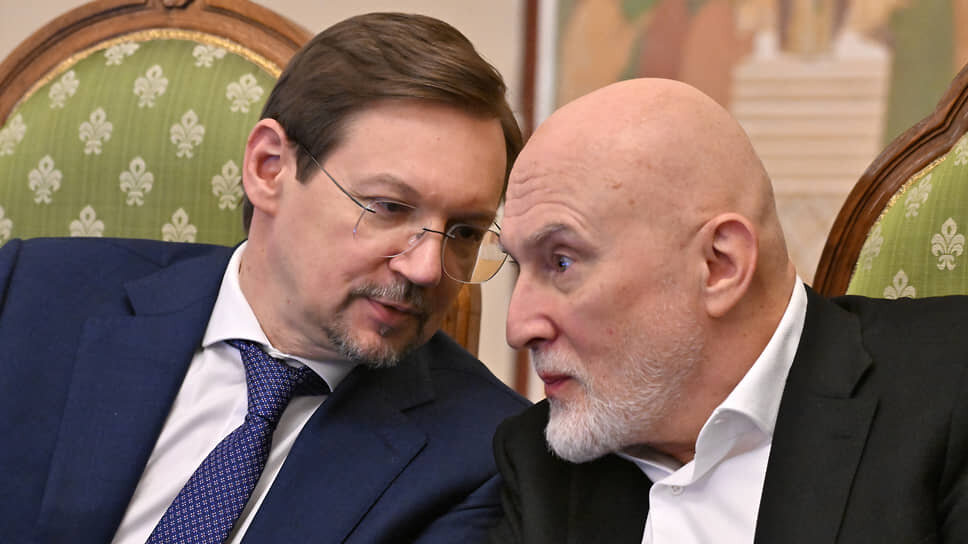 Композитор Игорь Матвиенко (справа) внимательно прислушивается к сотруднику АП РФ Александру Журавскому.📷Фото: Анатолий Жданов / Коммерсантъ