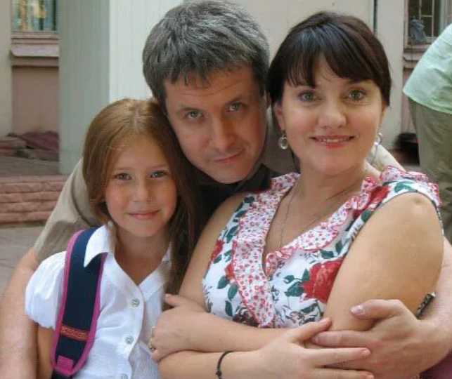 Женился на "старухе", а счастье нашел с молодой: как выглядят жены и дети многодетного Александра Макогона. Старшему уже 30