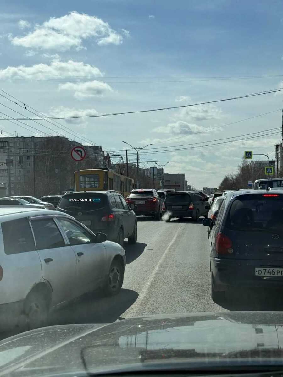    Пробка на пересечении Павловского тракта и Попова. Источник: Barnaul 22