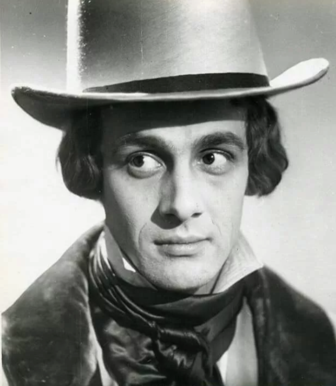 Фото: Геннадий Воропаев -Учёный в спектакле "Тень"