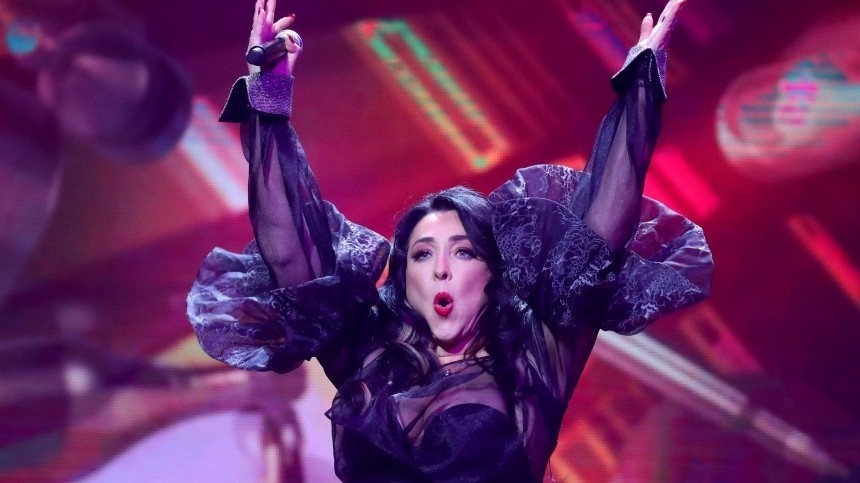 Лолита на сцене. Фото Яндекс.Картинки. 