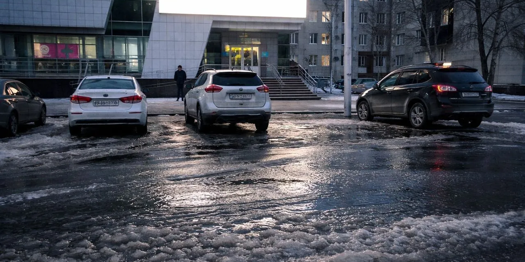 В Сургуте прорвало водовод в районе СОКБ