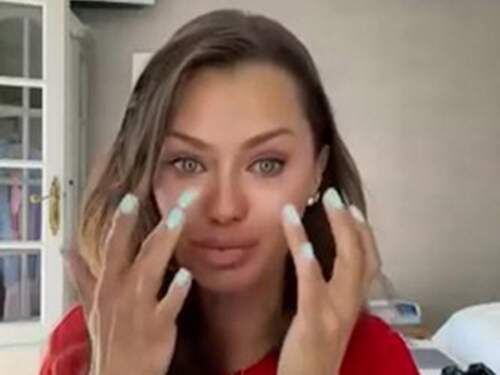 Наигранно и неестественно, но большинству и этого достаточно.