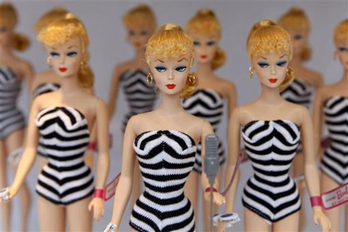 Куклы Барби на витрине перед церемонией открытия Дома Барби в Шанхае 6 марта 2009 года