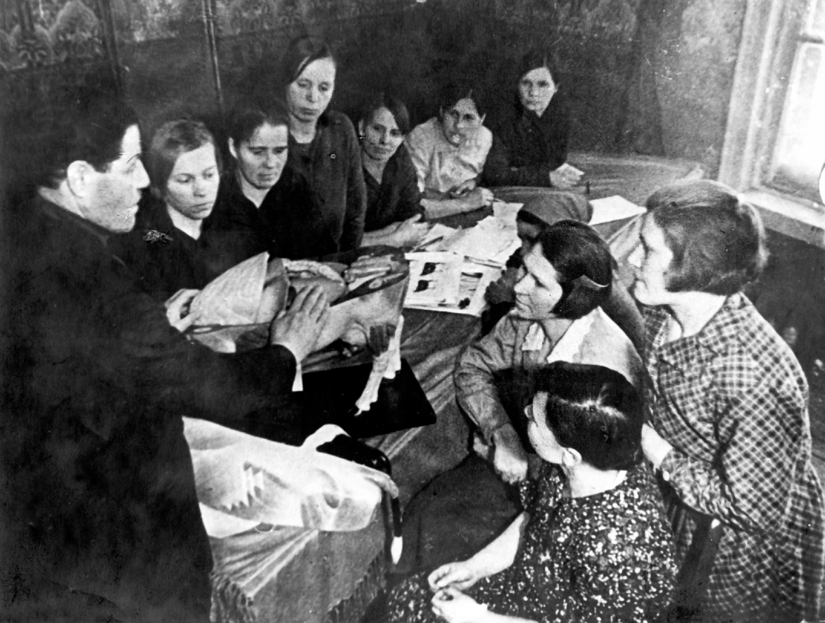 Штейман ведет занятия с доярками
 
