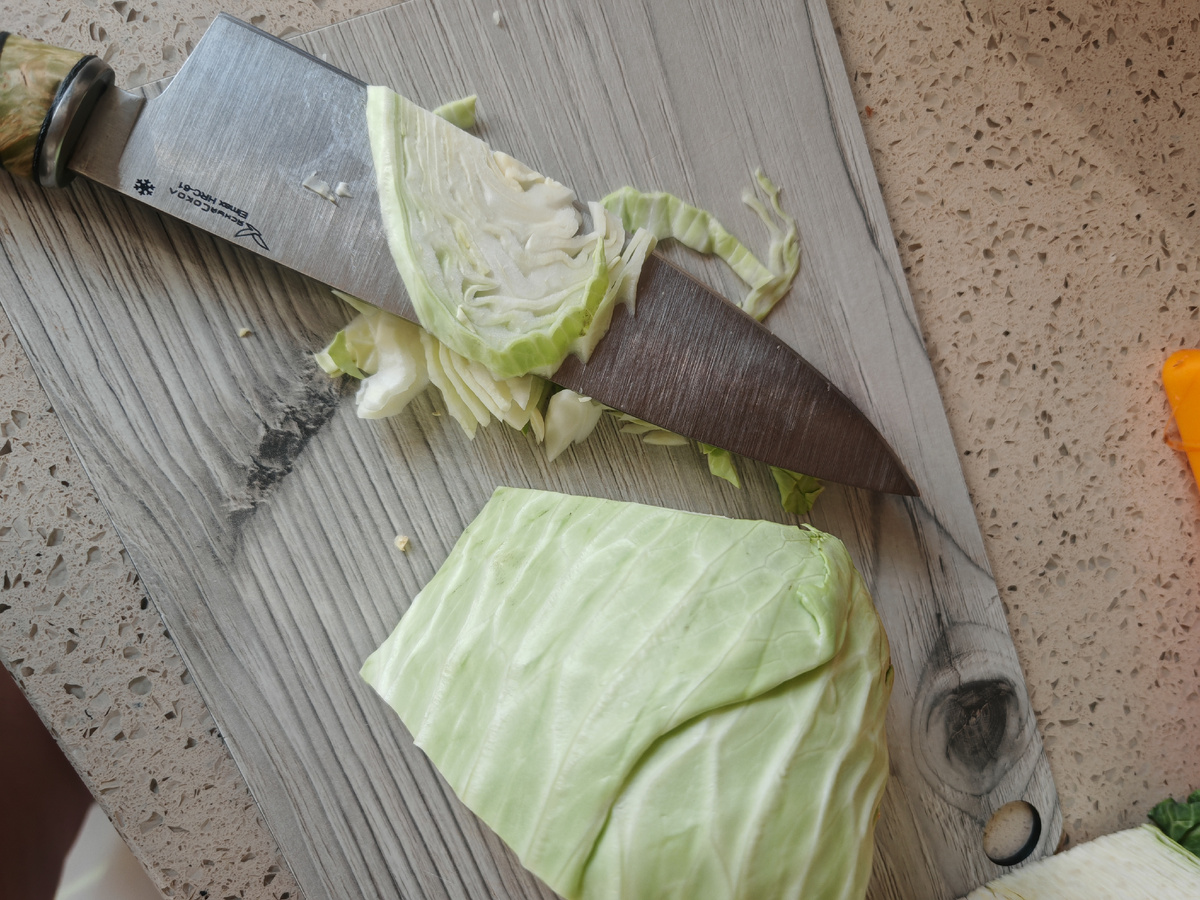 Шинкуем капусту.