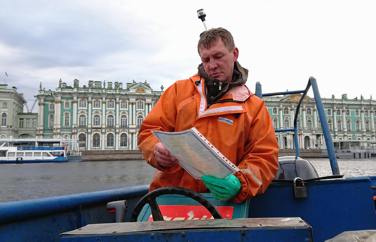 Значительную часть корюшки для питерских прилавков вылавливают в Неве. Фото моё