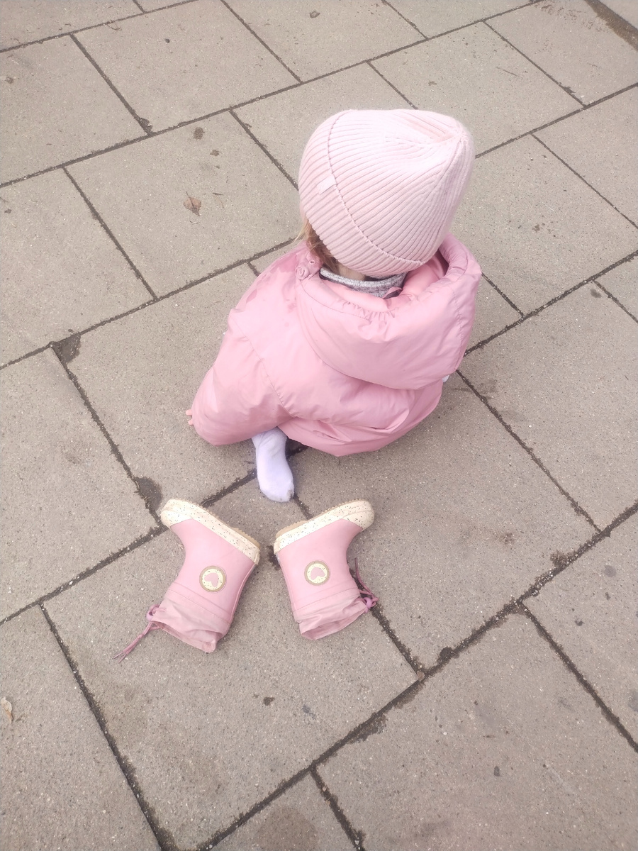 20 минут истерики возле метро. Швыряние сапог в разные стороны. Я так и не поняла причины