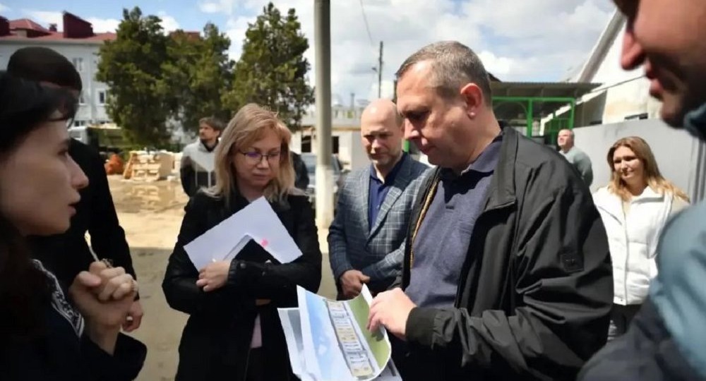 Мэр Майкопа проконтролировал ход капремонта детского сада № 23 «Берёзка»