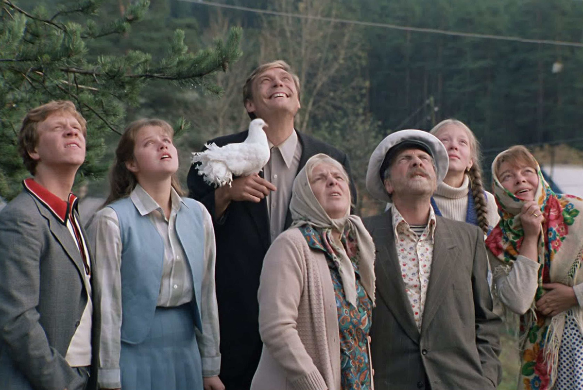 Кадр из фильма «Любовь и голуби»