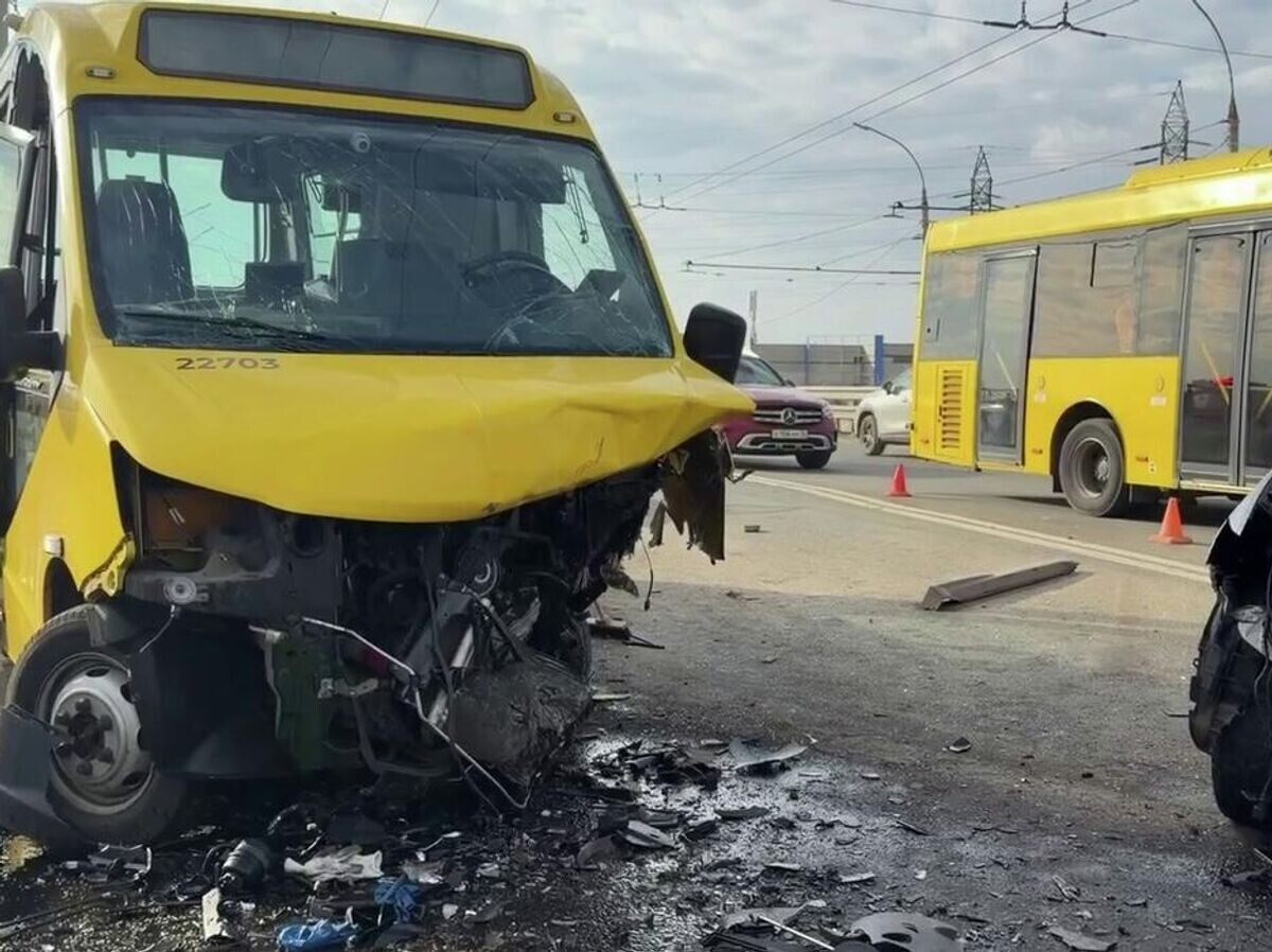    ДТП с автомобилем и микроавтобусом в Ярославле | © Госавтоинспекция Ярославской области/Telegram