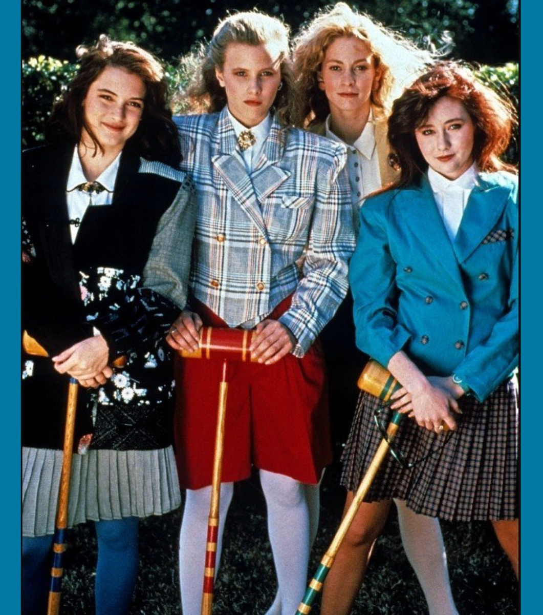 Художник по костюмам Руди Диллон обыграл в фильме стиль 80-х. Широкие плечи, яркие цвета и пышные прически — главные приметы времени