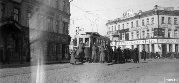 Вагон "Ф" у Никитских ворот, маршрут №13